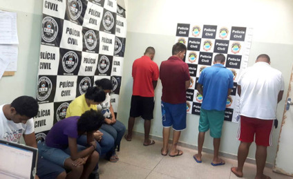 Ao menos 9 homens e 5 mulheres tiveram mandados de prisão cumpridos - Divulgação/PM