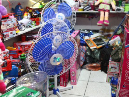 Somente no box do comerciante Robson Fagundes, em duas horas, nove ventiladores foram vendidos - Elias Dias/JP