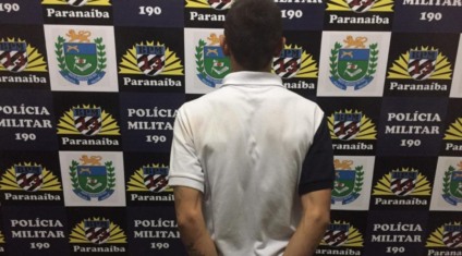 O jovem e outras pessoas que estavam na residência acabaram abordados pela equipe da PM - 13º BPM Paranaíba O jovem e outras pessoas que estavam na residência acabaram abordados pela equipe da PM - 13º BPM Paranaíba