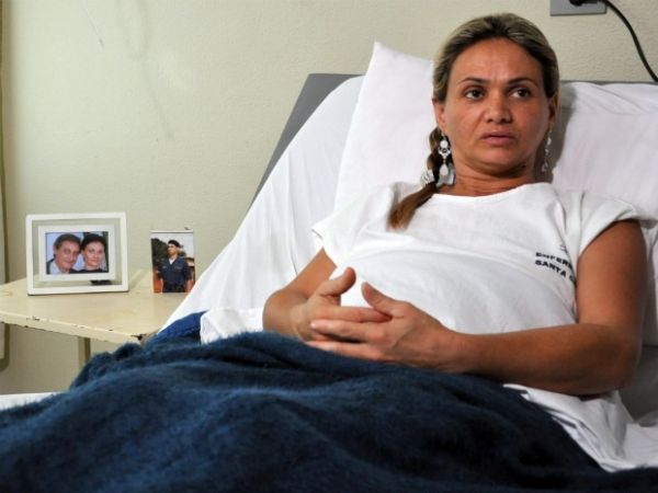 Esposa carrega fotos de marido e filho de 22 anos, que morreu em 2011 - Esposa carrega fotos de marido e filho de 22 anos, que morreu em 2011 -