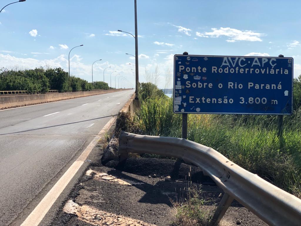 Placas de trânsito destruída, na entrada da ponte entre São Paulo e Mato Grosso do Sul - Nestor Junior/JP