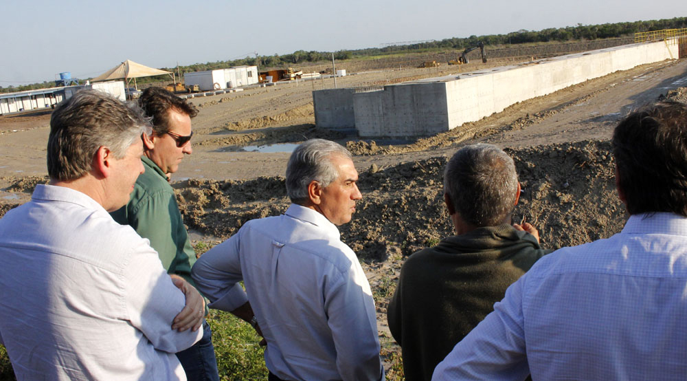 Reinaldo Azambuja e o secretário Jaime Verruck em visita às obras do porto do grupo FV Cereais - Foto: Portal MS