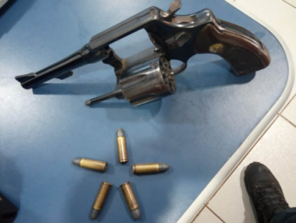 Arma estaria na cintura de suspeito, no momento em que policiais militares chegaram - Divulgação/PM