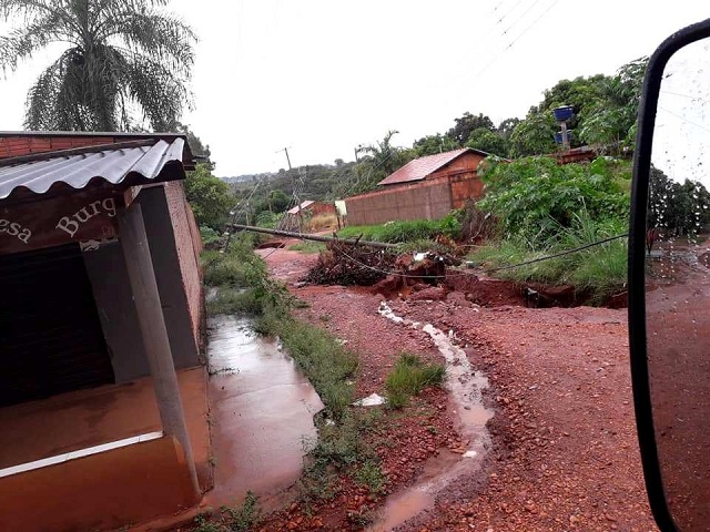 Rua cortada por buraco e repleta de entulhos se tornou intransitável - Imagem cedida