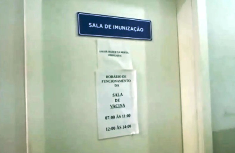 Os medicamentos ficavam armazenados em uma geladeira, dentro da sala de imunização. - Reprodução/TVC