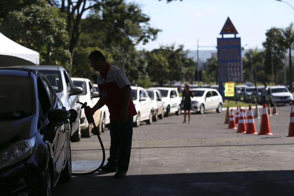 Posto de combustíveis vende gasolina com desconto no Dia de Liberdade de Impostos - José Cruz/Agência Brasil