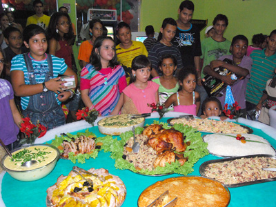 Na Ra Tim Bum Festas as crianças participaram de uma ceia e se divertiram no parquinho -