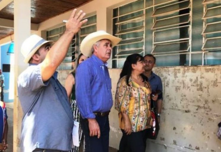 Prefeito e secretária de Educação em visita nas escolas - Arquivo /JPNEWS