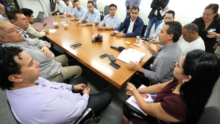 Proposta foi apresentada durante reunião no gabinete do prefeito Marquinhos Trad (PSD) e contou com a presença de vereadores e secretários - Divulgação