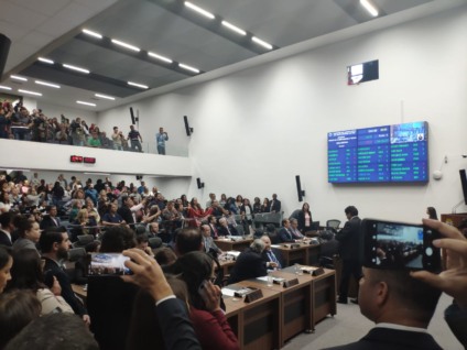 Mesmo de férias, professores fizeram manifestações na votação do projeto de Lei que garantia a mudança salarial por decreto - Gabi Couto/CBN