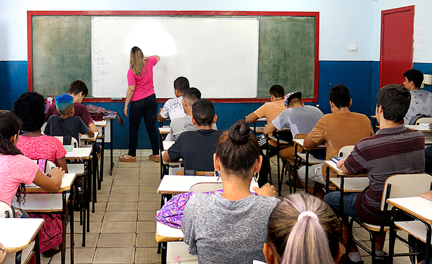 A tarefa do professor é preparar motivações para atividades culturais, num ambiente previamente organizado, e depois se abster de interferir. - Maria Montessori - Danielle Leduc