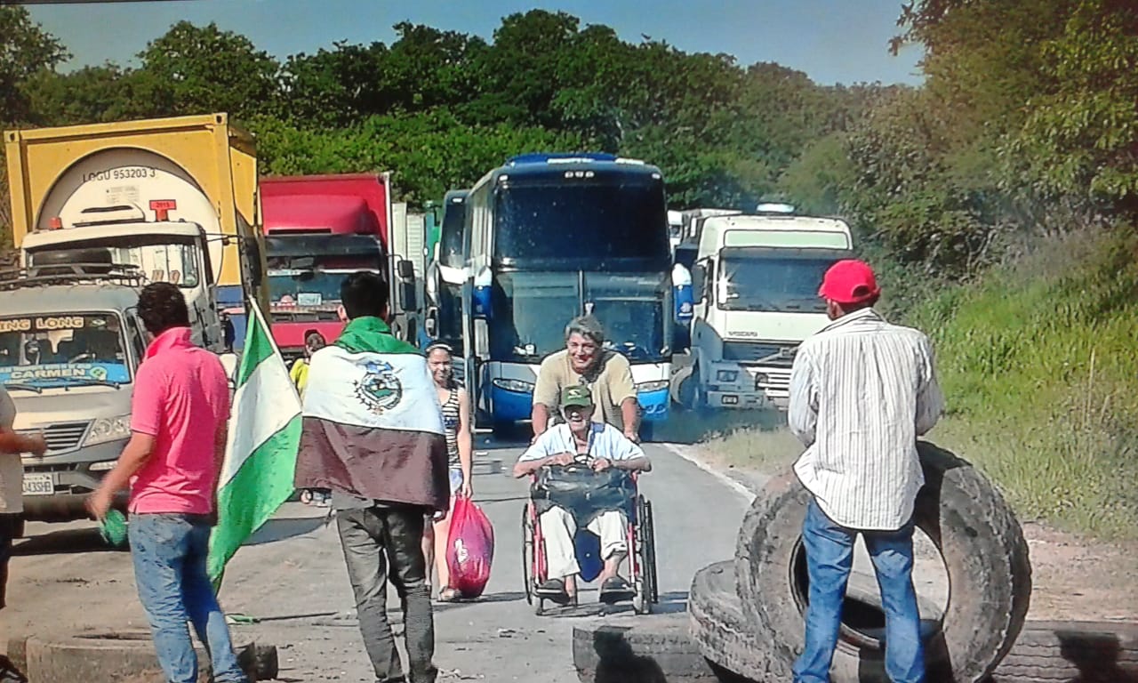 No lado boliviano o congestionamento de caminhões carretas e carros já é quilométrico - Foto: TV Morena