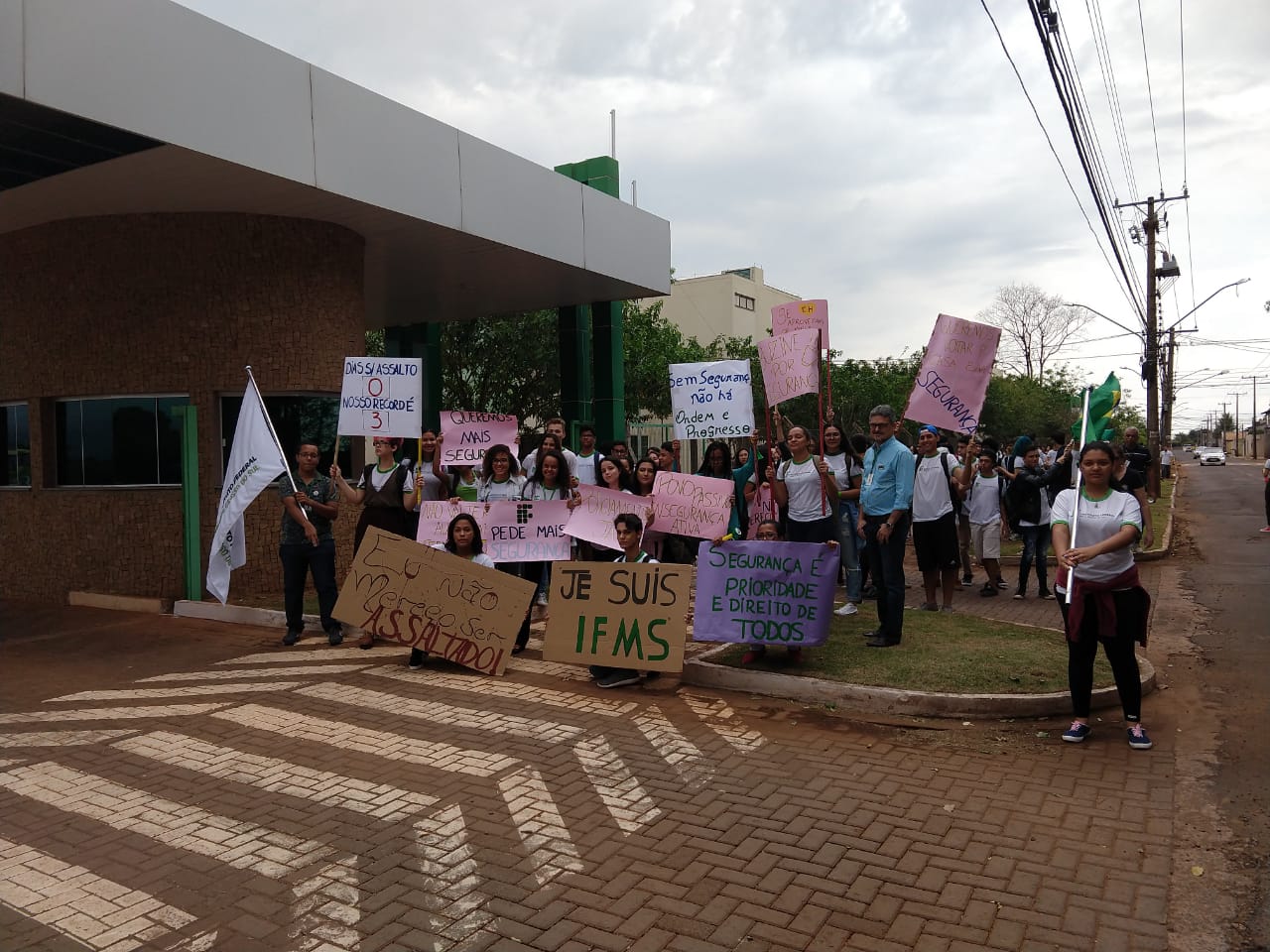 Alunos, pais e servidores se manifestaram na manhã desta quinta-feira, 20 - Luís Vilela/CBN