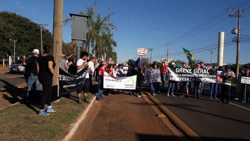 O protesto, segundo os manifestantes, deverá ocorrer durante toda a manhã. - André Barbosa/JPNEWS