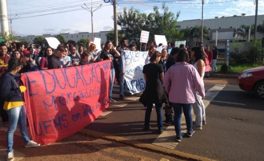 No mês de maio, servidores e estudantes foram às ruas contra os cortes de verbas. - Arquivo/JPNEWS