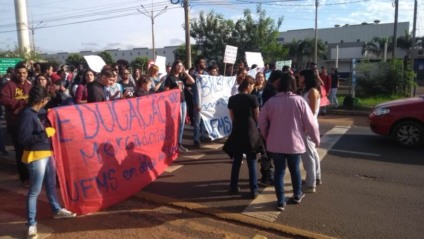Estudantes da UFMS, campus em Três Lagoas, fazem protesto nesta quarta-feira (15), contra o corte de verbas para a Educação. - André Barbosa/JPNEWS