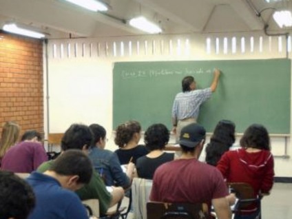Os salários iniciais dos professores no Brasil são menores do que em outros países latino-americanos, como Chile, Colômbia e México, para todos os níveis educacionais - Arquivo/Agência Brasil
