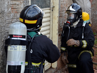 Bombeiros usaram uma casa em construção para simular incêndio -