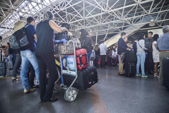 Passageiros enfrentam filas para a inspeção de bagagens nos aeroportos do país - José Cruz/Agência Brasil