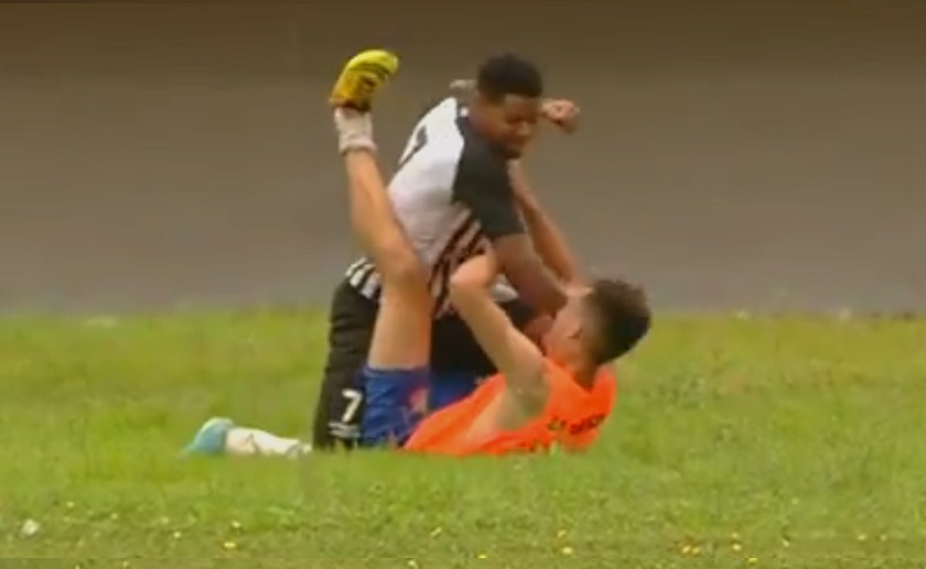 Jeferson foi flagrado agredindo gandula no gramado do Morenão, em Campo Grande - Reprodução