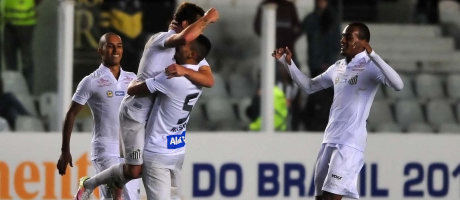 Jogadores comemoram gol marcado por Luiz Felipe, abrindo o placar da partida - Fulvio Feola/Santos FC