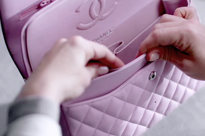 Play para ver uma bolsa Chanel sendo feita do zero! Play para ver uma bolsa Chanel sendo feita do zero!