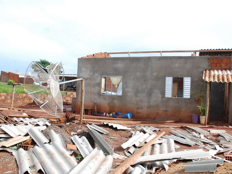 Com o temporal, mais de 30 casas ficaram destelhadas - Da Hora Bataguassu