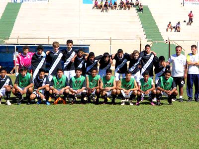 Massena e Enílson (dir.) com os garotos do Misto: ninguém quer ficar sem jogar futebol -