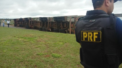 Policiais federais sinalizaram o local onde houve o acidente - Celso Danil/TVC