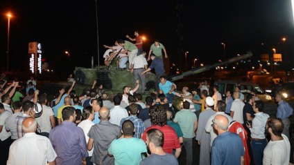 Pessoas saltam sobre tanques e impedem prosseguimento de golpe rebelde na Turquia - Divulgação/Anatólia