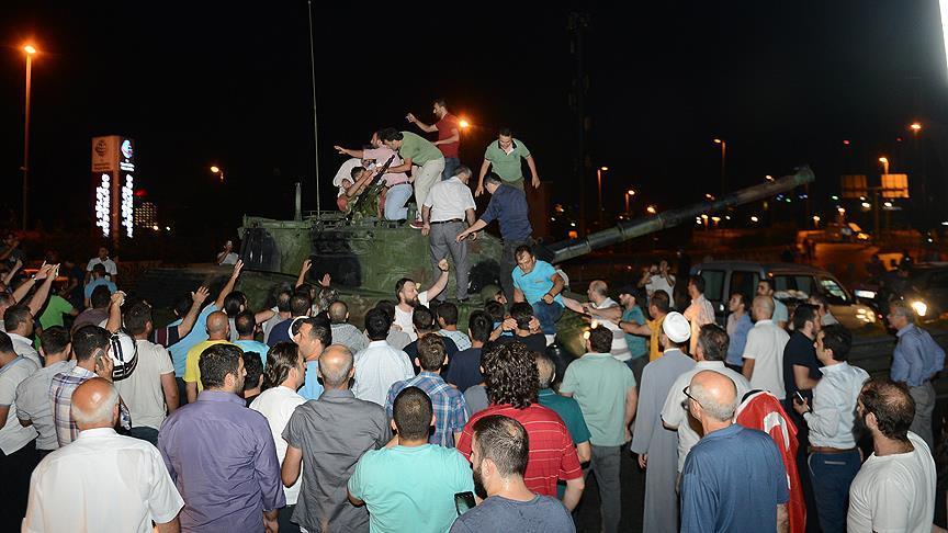 Pessoas saltam sobre tanques e impedem prosseguimento de golpe rebelde na Turquia - Divulgação/Anatólia Pessoas saltam sobre tanques e impedem prosseguimento de golpe rebelde na Turquia - Divulgação/Anatólia