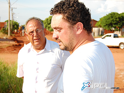 Valdeci Lima e o encarregado de obras Ludinaldo Leandro ficaram indignados com a precipitação dos moradores -