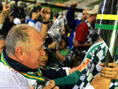 Felipão, emocionado, carrega taça da Copa do Brasil -