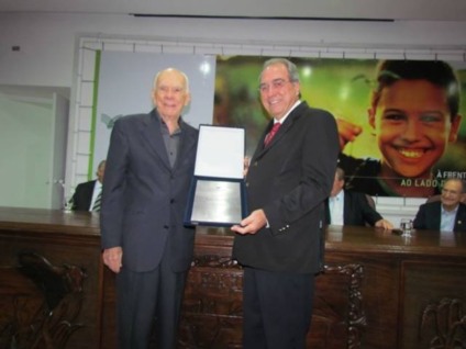 Leal de Queiroz, sócio do IHGMS, entrega placa de sócio emérito a Rosário Congro Neto, em Campo Grande - Divulgação/IHGMS Leal de Queiroz, sócio do IHGMS, entrega placa de sócio emérito a Rosário Congro Neto, em Campo Grande - Divulgação/IHGMS