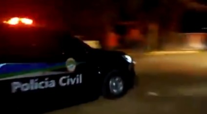 Joice é levada em carro da Polícia Civil para o presídio da cidade - Reprodução