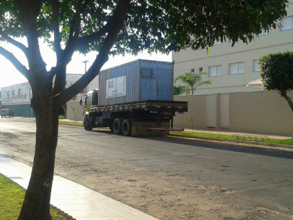 Caminhão arrancou dois padrões de energia do local, por conta de sua carga alta - Steffany Pincela/JPNews