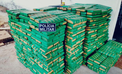 Veículo estava carregado de maconha na caçamba e em toda a parte traseira onde ficariam os bancos - Divulgação/PM Anaurilândia.