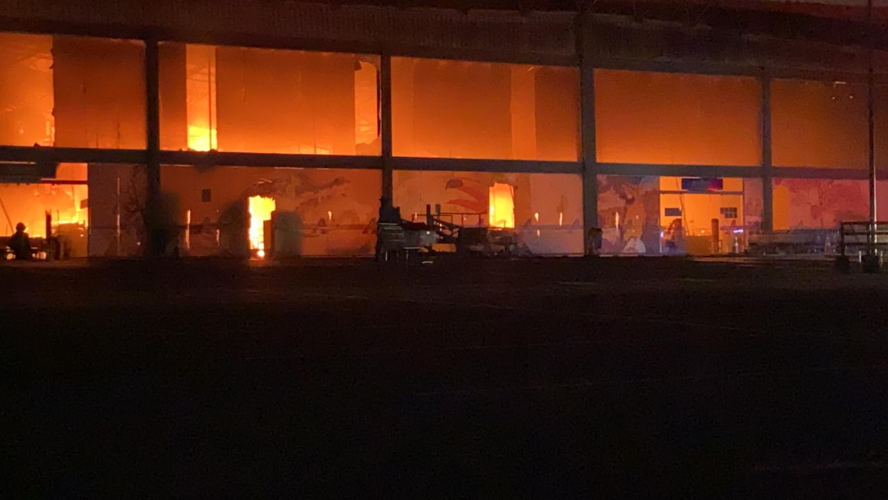 Incêndio já tomou conta de toda a estrutura - Liziane Berrocal/A Onça