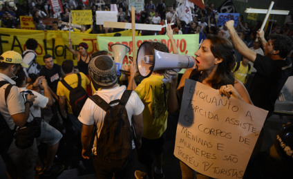 Integrantes do Comitê Popular da Copa protestam contra os gastos públicos no Mundial - Fábio Rodrigues Pozzebom/arquivo/Agência Brasil