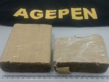 Droga estava fracionada em dois tabletes - Divulgação/Agepen