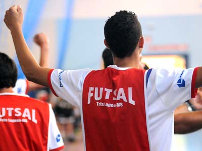 Três-lagoenses comemoram o triunfo por 2 a 1 - Três-lagoenses comemoram o triunfo por 2 a 1 -