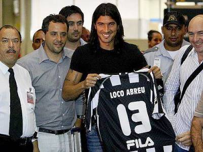 O uruguaio "El Loco" Abreu deve estrear neste domingo diante do Vasco -