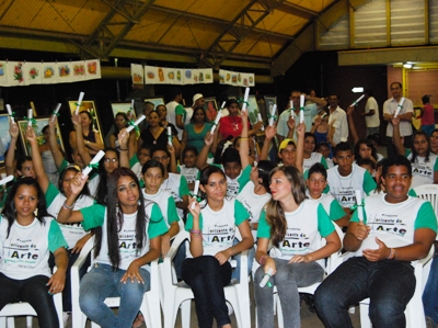 Alunos comemoram o recebimento dos certificados -