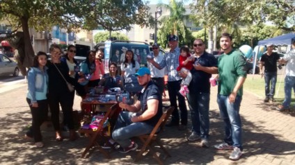 Equipe de divulgadores, na praça Ramez Tebet, no centro de Três Lagoas - Claudio Pereira/JP