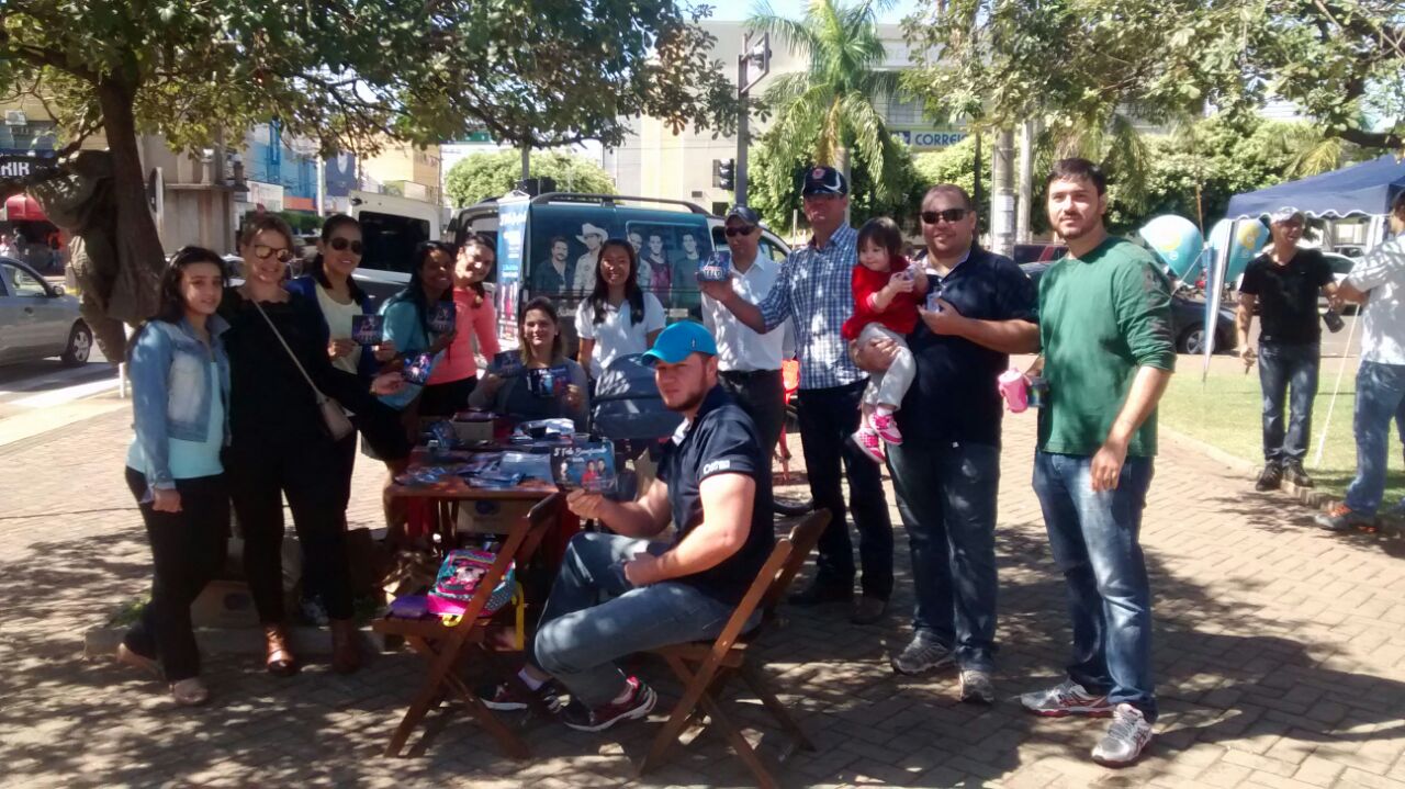 Equipe de divulgadores, na praça Ramez Tebet, no centro de Três Lagoas - Claudio Pereira/JP