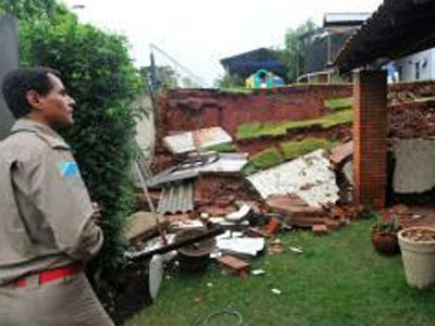 Um muro desabou por conta da chuva -
