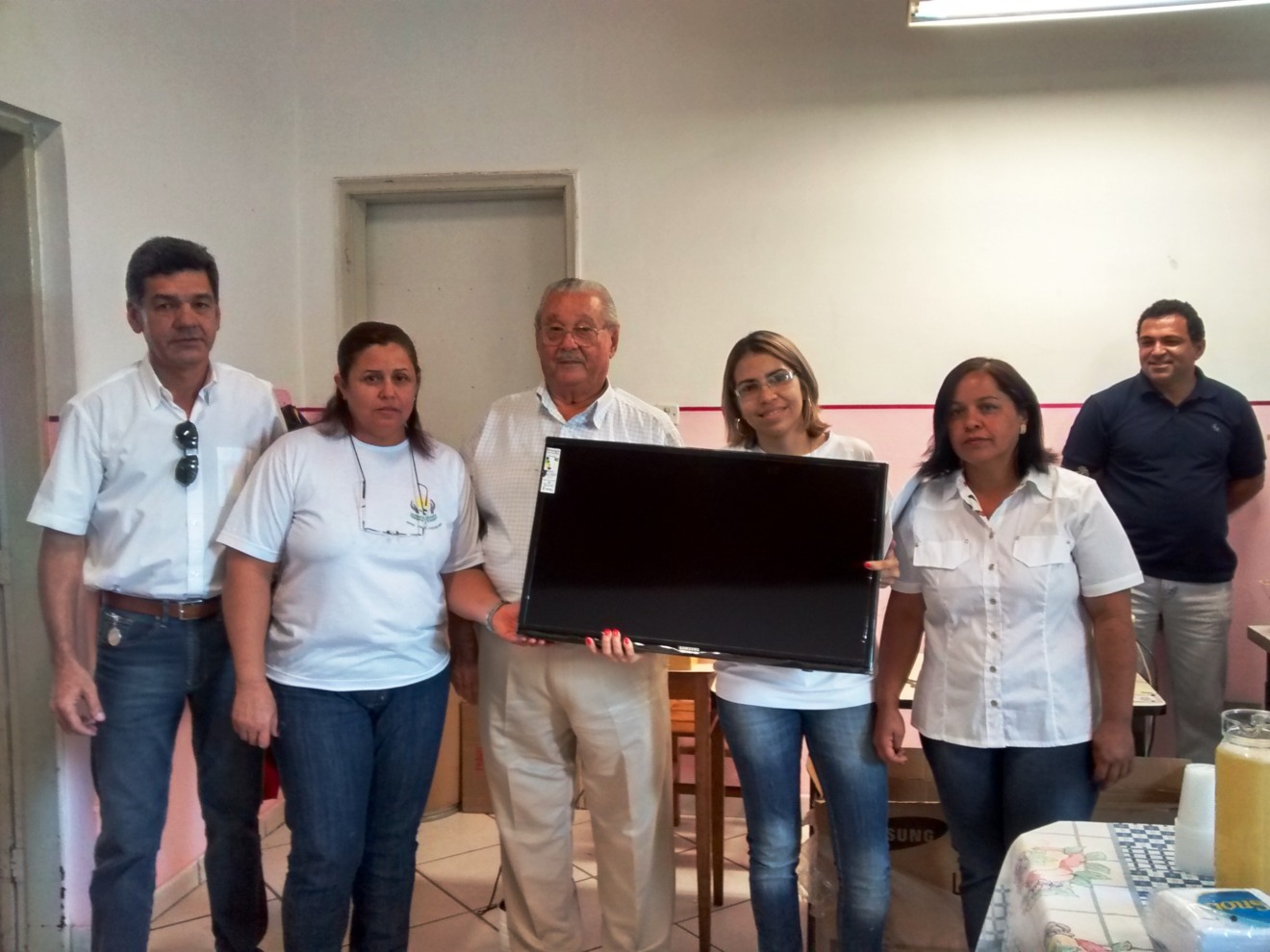 Entrega da TV foi feita pelo presidente da Federação, Tidelcino, na presença da equipe da Apae - Divulgação Entrega da TV foi feita pelo presidente da Federação, Tidelcino, na presença da equipe da Apae - Divulgação