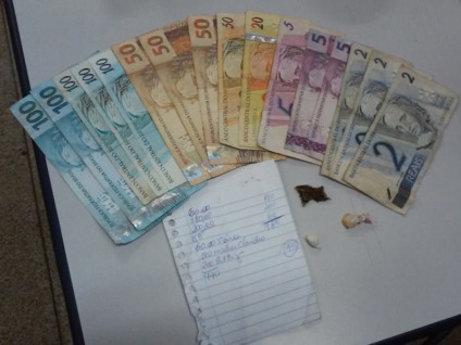 Foram apreendidas drogas e dinheiro - Divulgação