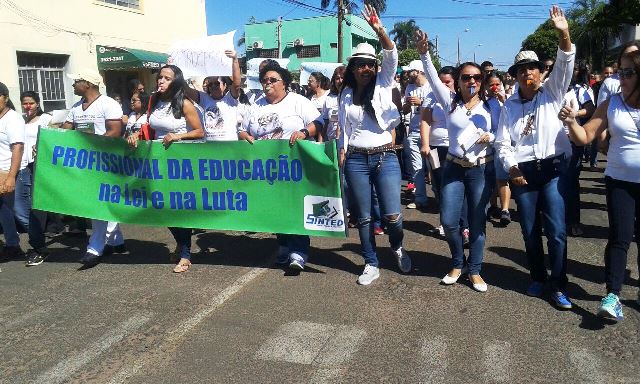 Trabalhadores em educação de Três Lagoas protestaram na manhã desta quinta-feira  - Edis Carlos/JP