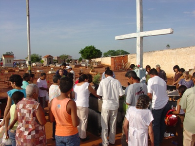 No Cruzeiro, dentro do Cemitério, as pessoas, desde cedo, rezavam e acendiam velas em homenagem aos mortos -